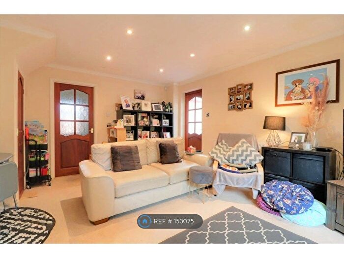 3 Bedroom Semi-Detached House To Rent In Meadow House Drive, Sheffield, S10
