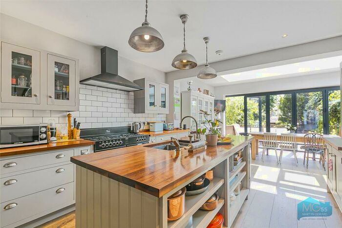 7 Bedroom Semi-Detached House To Rent In Torrington Park, North Finchley, London, N12