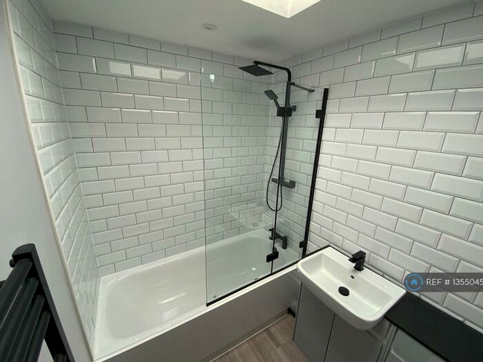 2 Bedroom Flat To Rent In Blackmoor Court, Leeds, LS17