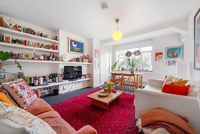 3 Bedroom Flat For Sale In Denesmead, SE24