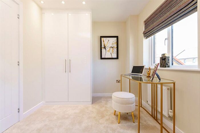 3 Bedroom End Of Terrace House For Sale In Meadowview Road, London, SW20