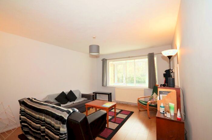2 Bedroom Apartment To Rent In Greenway Close, London, N11