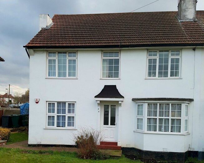 2 Bedroom Maisonette To Rent In The Fairway, London, NW7