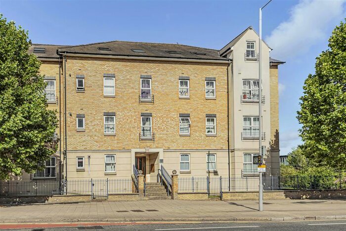 2 Bedroom Flat To Rent In Kew Court, Richmond Road, Kingston Upon Thames, KT2