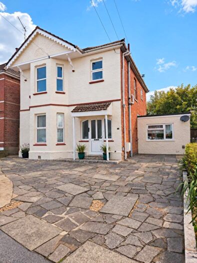 2 Bedroom Flat For Sale In Naseby Road, Bournemouth, BH9