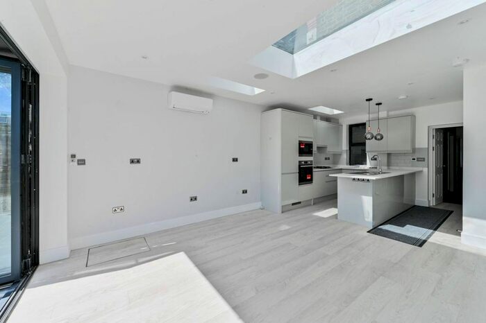 2 Bedroom Flat To Rent In Waterloo Road, Leyton, London, E10