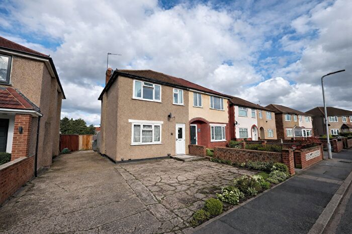 3 Bedroom Semi Detached House For Sale In Findhorn Avenue, Hayes, UB4