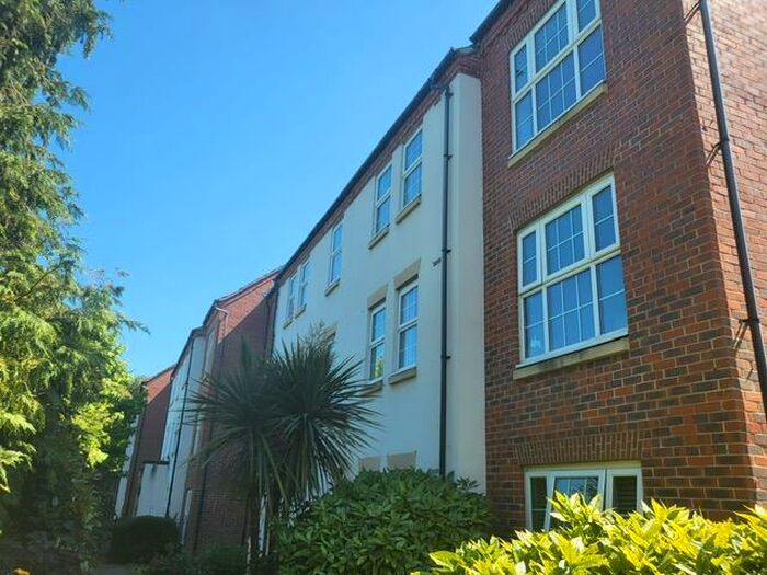 2 Bedroom Block Of Apartments To Rent In Oxford Road, Tilehurst, Reading, RG31