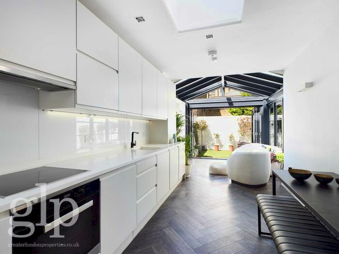 3 Bedroom Flat To Rent In Guilford Street, Bloomsbury, WC1N