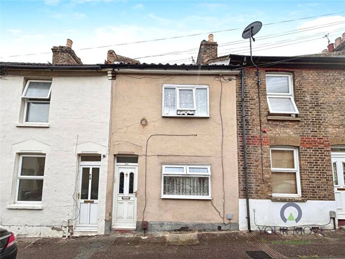3 Bedroom Terraced House For Sale In Charter Street, Chatham, Kent, ME4