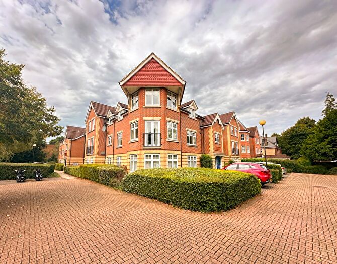 3 Bedroom Flat To Rent In Beechfield Court, - Grandfield Avenue, Watford, WD17