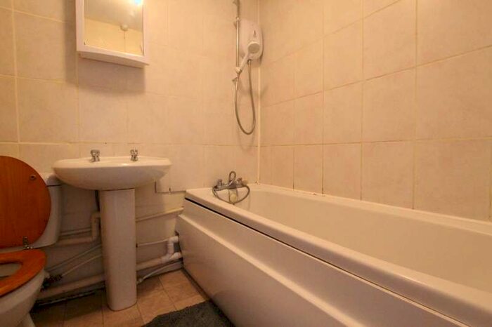 1 Bedroom Flat To Rent In Chaffinch Close, Edmonton, London, N9