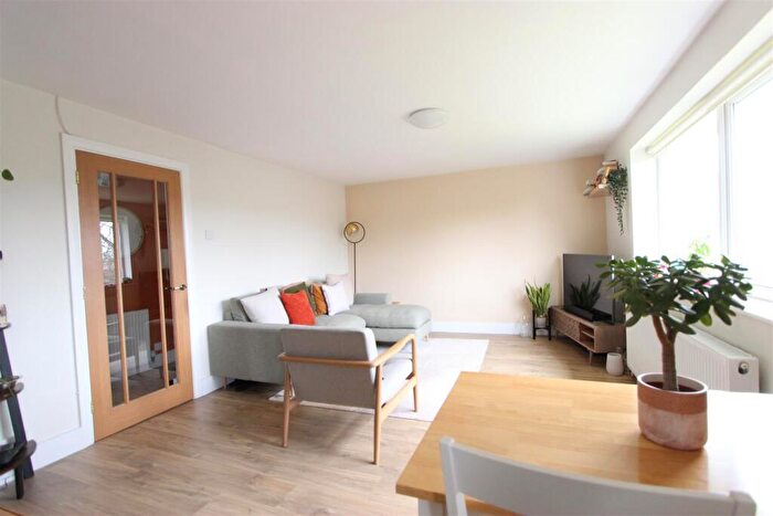2 Bedroom Apartment For Sale In Gallus Close, London, N21