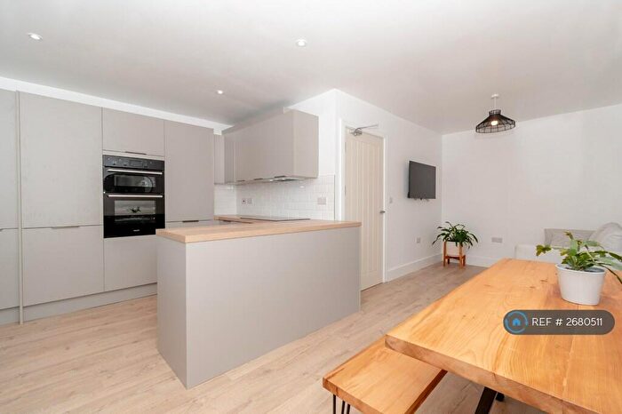 6 Bedroom Semi-Detached House To Rent In Bellcote Drive, Moldgreen, Huddersfield, HD5