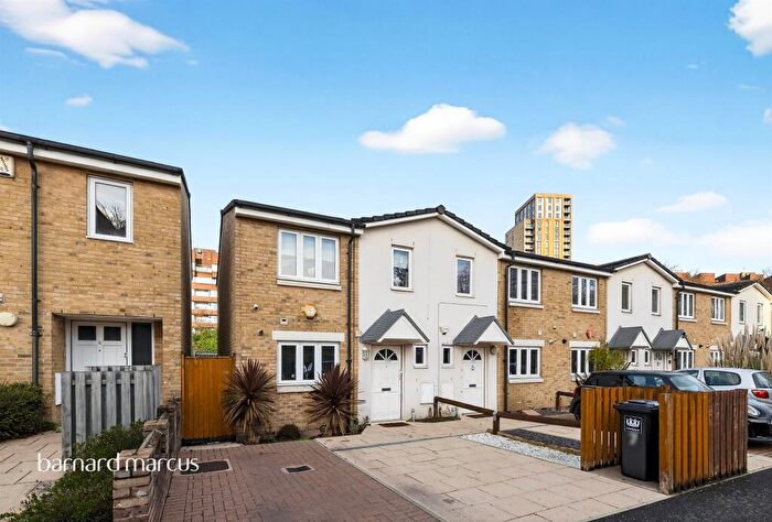 2 Bedroom End Of Terrace House For Sale In Clayton Drive, London, SE8