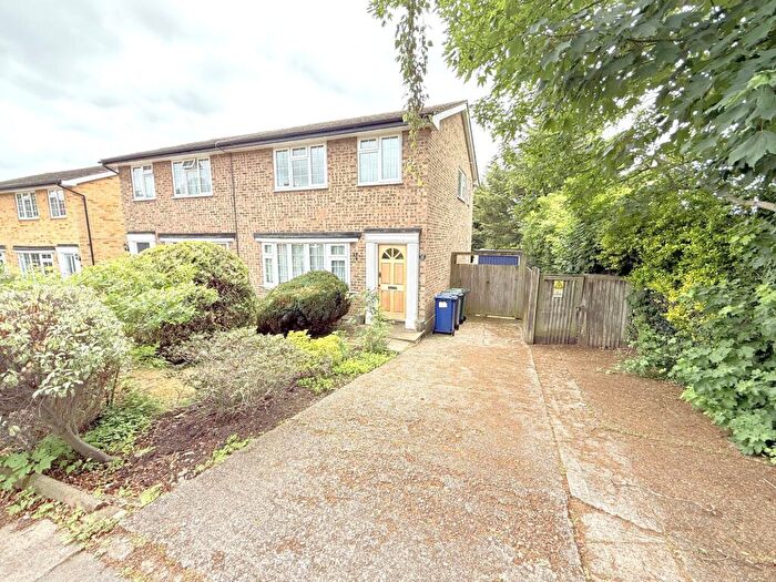 3 Bedroom Semi-Detached House For Sale In Newlands Place, Barnet, EN5