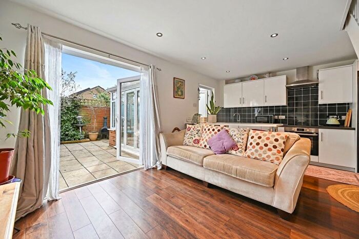 1 Bedroom Semi-detached House For Sale In Rabournmead Drive, Northolt, UB5