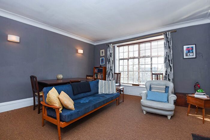 2 Bedroom Flat To Rent In Palace Road, London, SW2