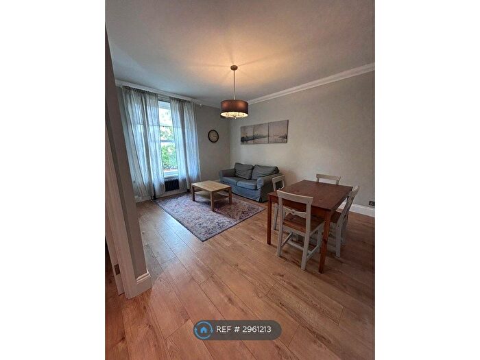 2 Bedroom Flat To Rent In Invermene House, Epsom, KT17