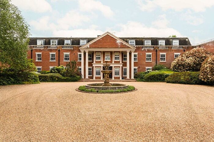 2 Bedroom Flat For Sale In Molesey Park Road, East Molesey, KT8