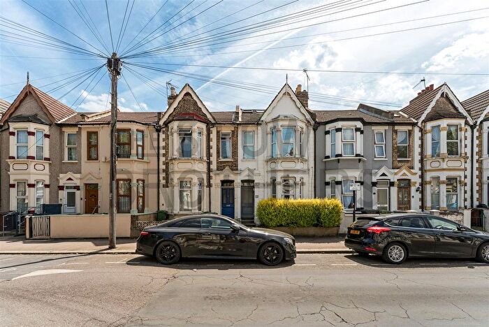 2 Bedroom Flat To Rent In Calderon Road, Leytonstone, E11