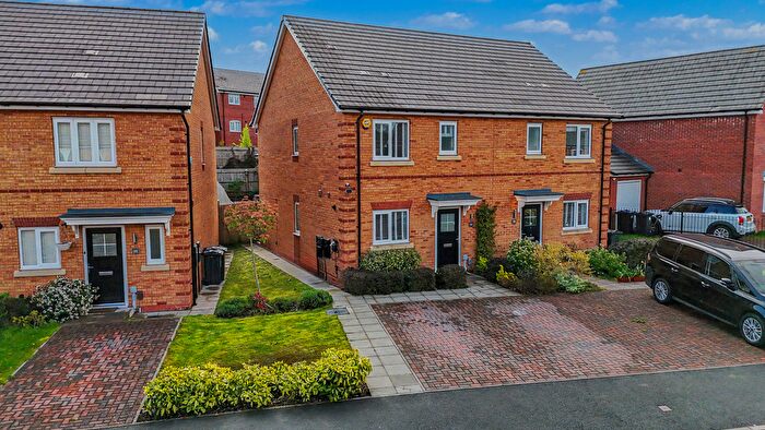 3 Bedroom Semi Detached House For Sale In Hawthorn Way, Birmingham, B38