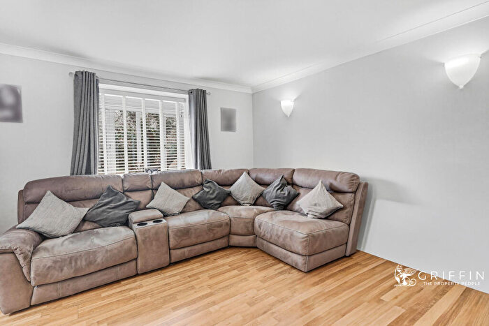 2 Bedroom Flat For Sale In Jetty Walk, Grays, RM17