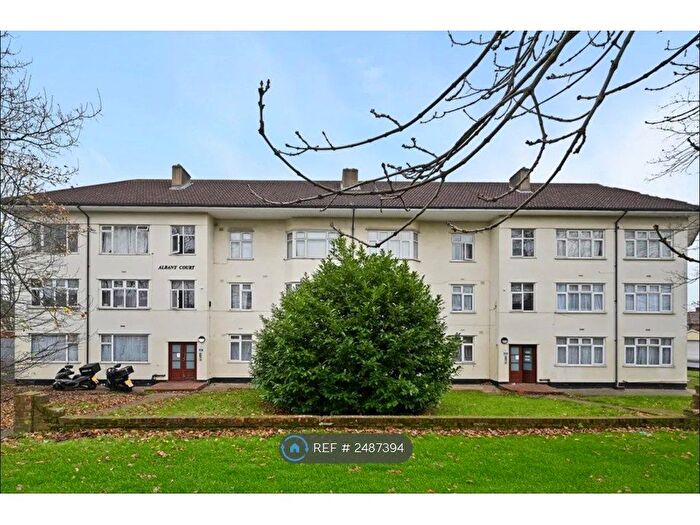 2 Bedroom Flat To Rent In Blundell Road, Edgware, HA8