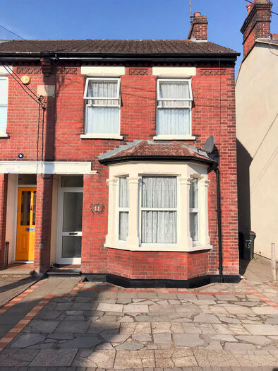 2 Bedroom Semi-Detached House To Rent In Ashingdon Road, Rochford, SS4