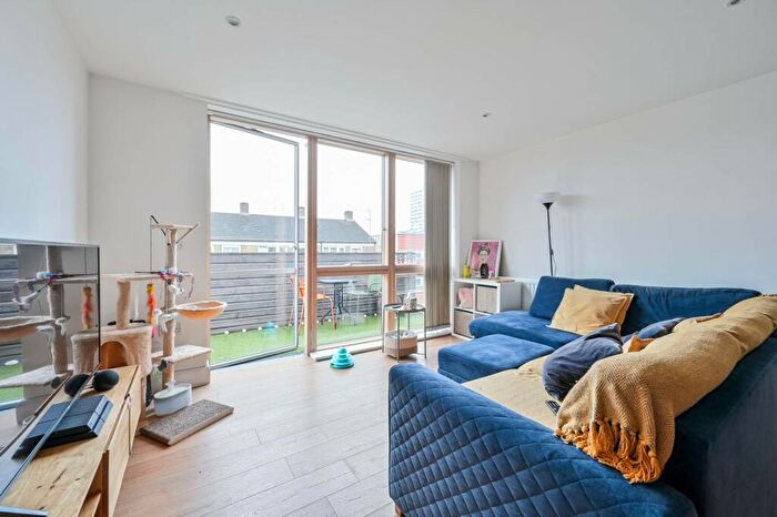 2 Bedroom Flat To Rent In Violet Road, Bow, London, E3