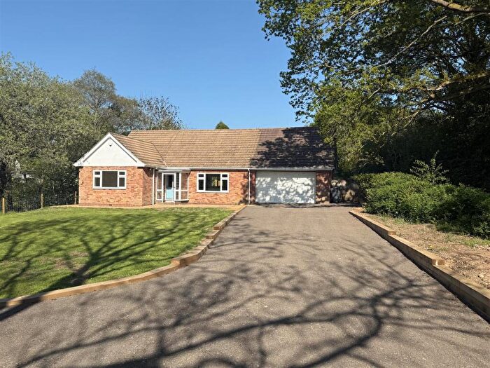 4 Bedroom Bungalow To Rent In Madeley Road, Belbroughton, DY9