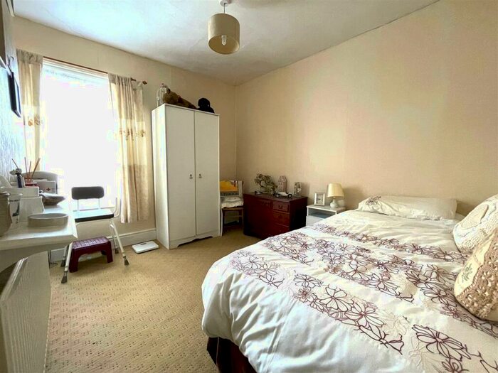3 Bedroom End Of Terrace House For Sale In Carrington Avenue, Hornsea, HU18