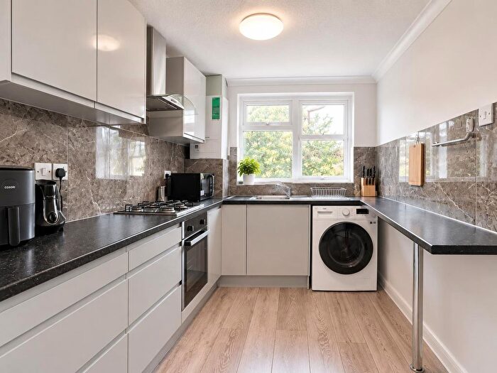 2 Bedroom Flat To Rent In Highlands Close, Hounslow, TW3