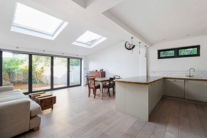 2 Bedroom Flat For Sale In Uxbridge Road, Shepherd's Bush, London, W12