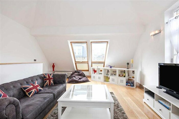 2 Bedroom Flat To Rent In Chapel Place, Shoreditch, EC2A