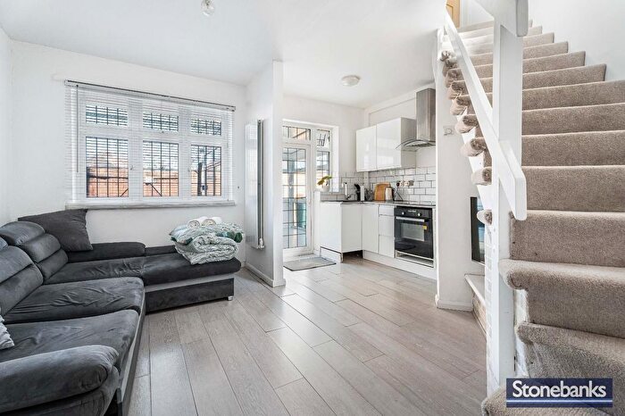 1 Bedroom Semi-detached House For Sale In Eastlea Avenue, Watford, WD25