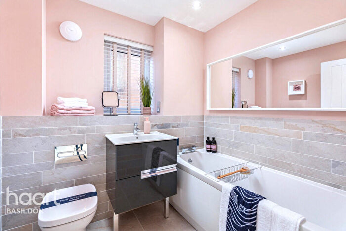 4 Bedroom Detached House For Sale In Maple Creek, Fobbing, SS17