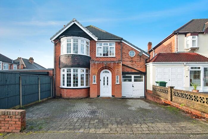 4 Bedroom Detached House For Sale In Hawthorn Croft, Oldbury, West Midlands, B68