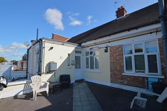 4 Bedroom Flat For Sale In High Street, Whitton, Twickenham, TW2