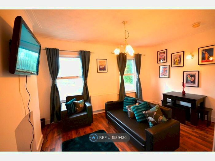 4 Bedroom Flat To Rent In Goldhawk Road, London, W12