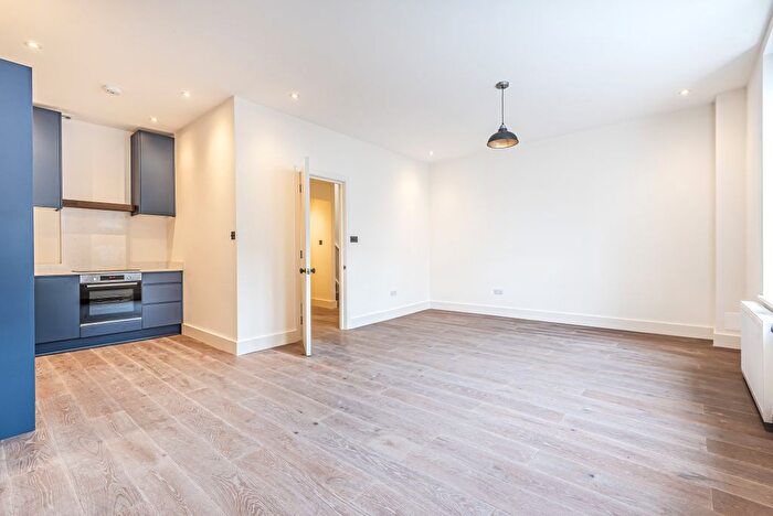 3 Bedroom Flat To Rent In North Pole Road, London, W10