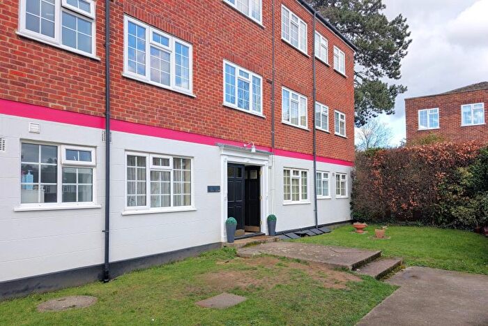 2 Bedroom Flat To Rent In Woking, Surrey, GU21
