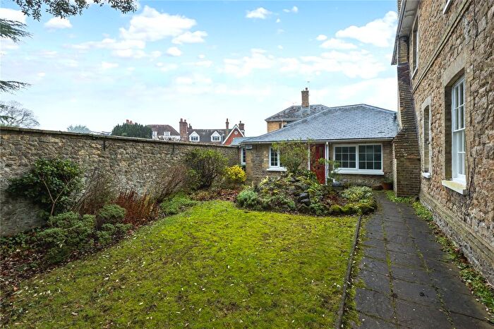 2 Bedroom Flat For Sale In Holly Bush Lane, Sevenoaks, Kent, TN13