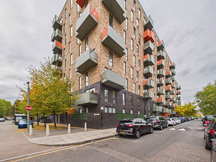 1 Bedroom Flat For Sale In Sculpture House, Killick Way, Stepney Green, E1