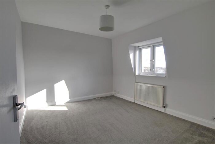 2 Bedroom Flat To Rent In Oakleigh Court, (), Barnet, EN4