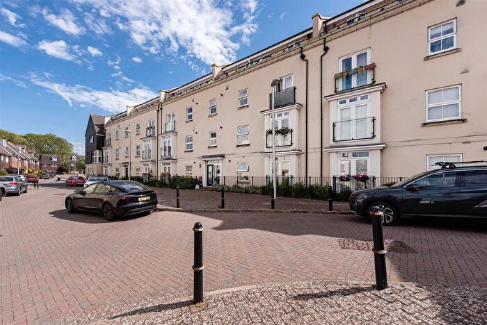 2 Bedroom Flat For Sale In Taylor Close, Tonbridge, TN9
