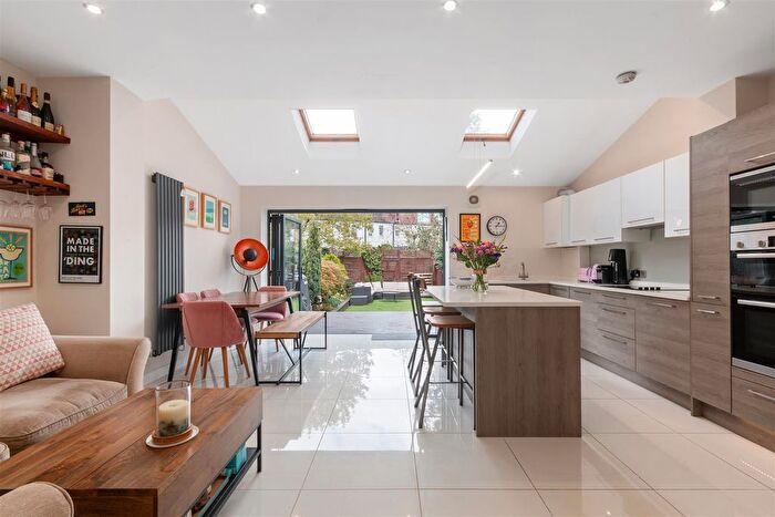 3 Bedroom Flat For Sale In Bushey Road, London, SW20