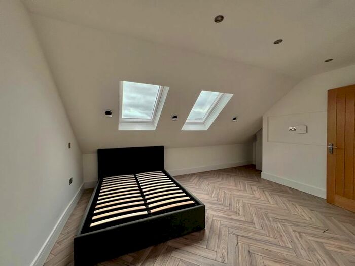 1 Bedroom Flat To Rent In North Drive, Hounslow, TW3