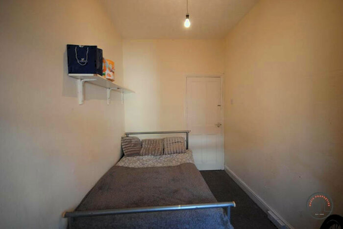 4 Bedroom House To Rent In Queens Road, Leeds, LS6