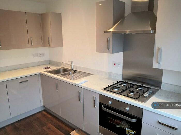 3 Bedroom Semi-Detached House To Rent In Lomas Close, Salford, M5